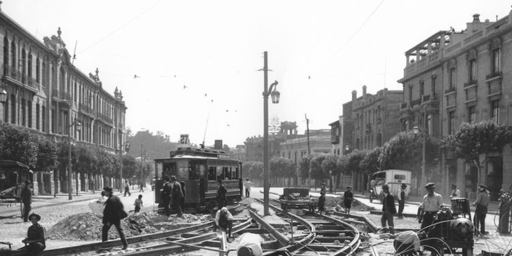 Pie de foto: Alameda desde Plaza Italia Poniente. Trabajos de adecuación de las líneas del tranvía eléctrico. 12 de diciembre de 1927. Archivo Fotográfico de CHILECTRA