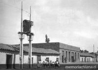 Pie de foto: Extensión de las redes eléctricas al norte de Santiago. 1928. Archivo Fotográfico de CHILECTRA