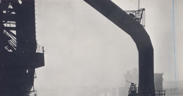 Pie de foto: Instalaciones exteriores de una industria. Fotografía de Antonio Quintana.