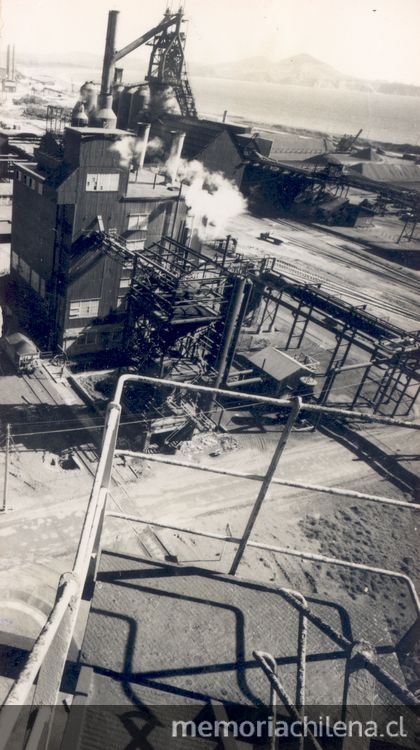Instalaciones exteriores de una industria. Fotografía de Antonio Quintana.