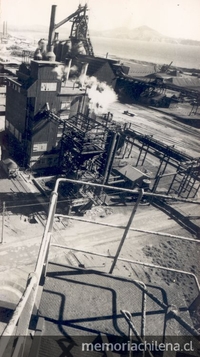 Instalaciones exteriores de una industria. Fotografía de Antonio Quintana.