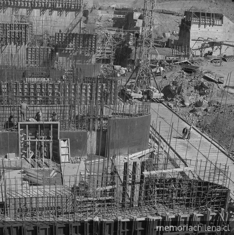 Río Polcura, vista de las obras de construcción de la bocatoma Polcura. Antuco, 1979.