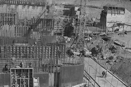 Río Polcura, vista de las obras de construcción de la bocatoma Polcura. Antuco, 1979.