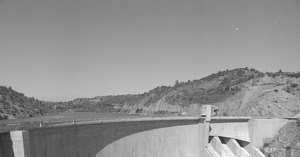 Vista de la estructura de la presa de la Cental Hidroeléctrica Rapel