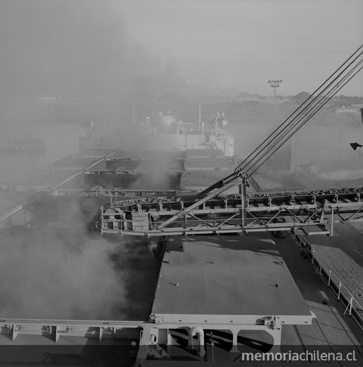 Exterior fábrica. Fotografía de Luis Ladrón de Guevara.