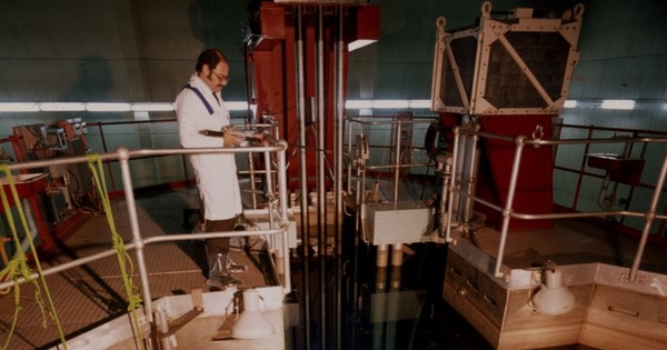 Científico junto al reactor del Centro de Estudios Nucleares La Reina, hacia 1960. Fotografía de Jack Ceitelis.