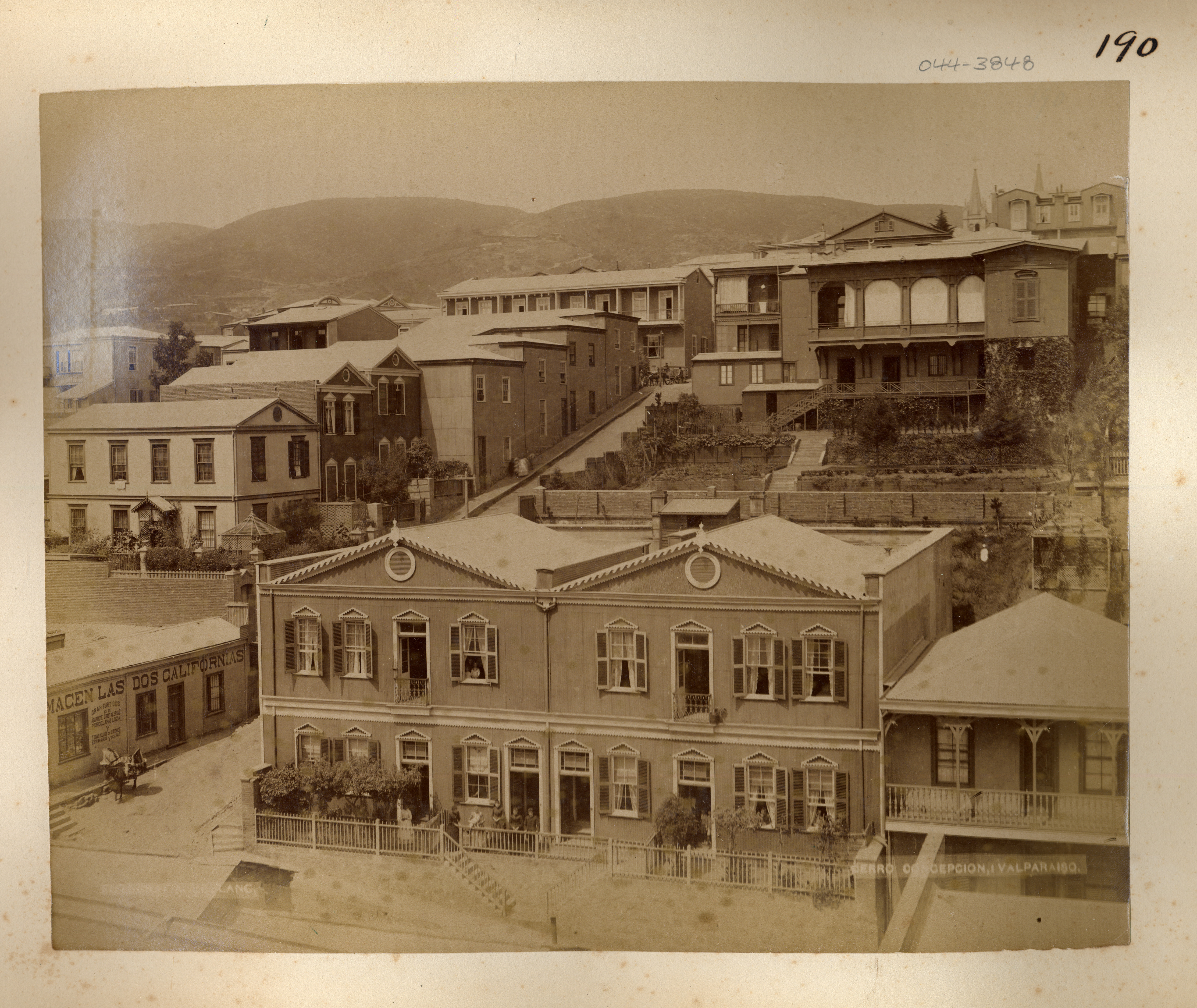 [Cerro Concepción de Valparaíso, se ve una subida y casas] [fotografía] Fotografía Leblanc.