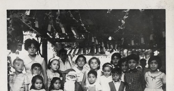 Pie de foto: Grupo de niños y niñas posando con el viejito pascuero