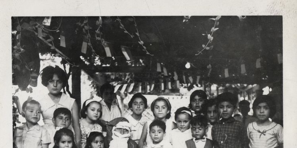 Pie de foto: Grupo de niños y niñas posando con el viejito pascuero