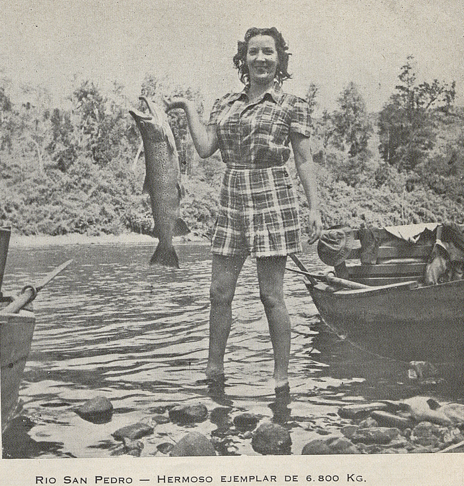 Mujer sosteniendo un pescado en el Río San Pedro