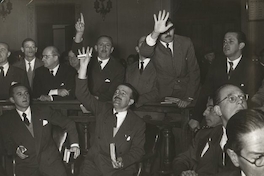 Pie de foto: Hombres en la bolsa de comercio de Santiago, 1954.