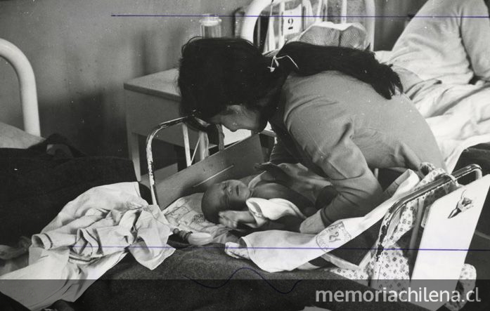  Pie de foto: Mujer y su hijo recién nacido en la Maternidad del Hospital el Salvador, 1973.