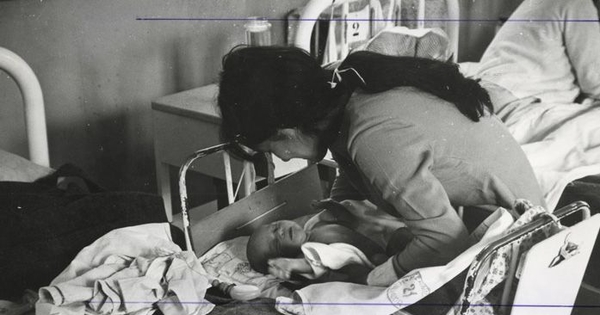  Pie de foto: Mujer y su hijo recién nacido en la Maternidad del Hospital el Salvador, 1973.