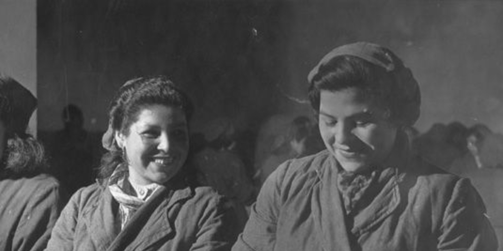 Pie de foto: Mujeres en la limpieza de mariscos hacia 1950.