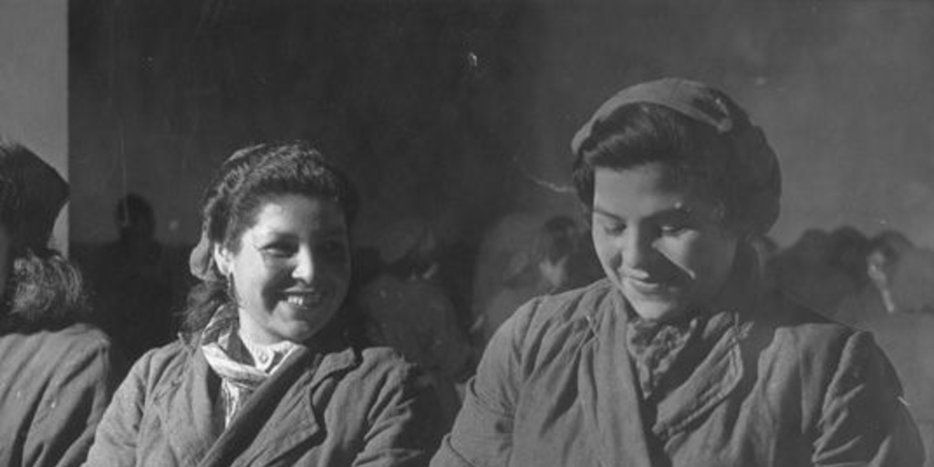 Pie de foto: Mujeres en la limpieza de mariscos hacia 1950.