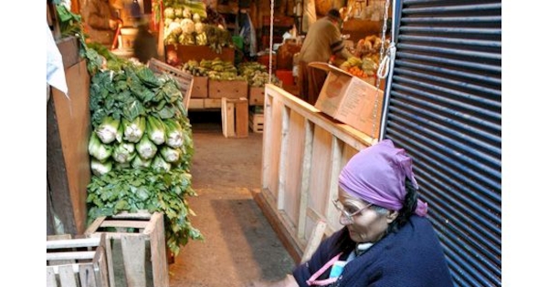 Pie de foto: Mujer preparando ensaladas en la Vega Central, 2005.