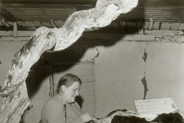 Pie de foto: Mujer tejiendo. c. 1960