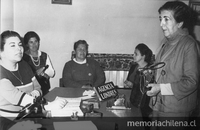 Pie de foto: Empleadas domésticas en agencia de empleos, 1972.