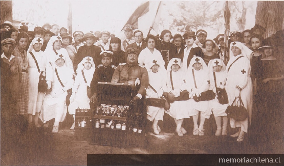  Pie de Foto: El Intendente de Atacama don Luis Romo y voluntarios de la Sociedad de Valparaíso que colaboraron en la labor de la Brigada de la Cruz Roja de Emergencia, luego del terremoto. Coquimbo, 1922