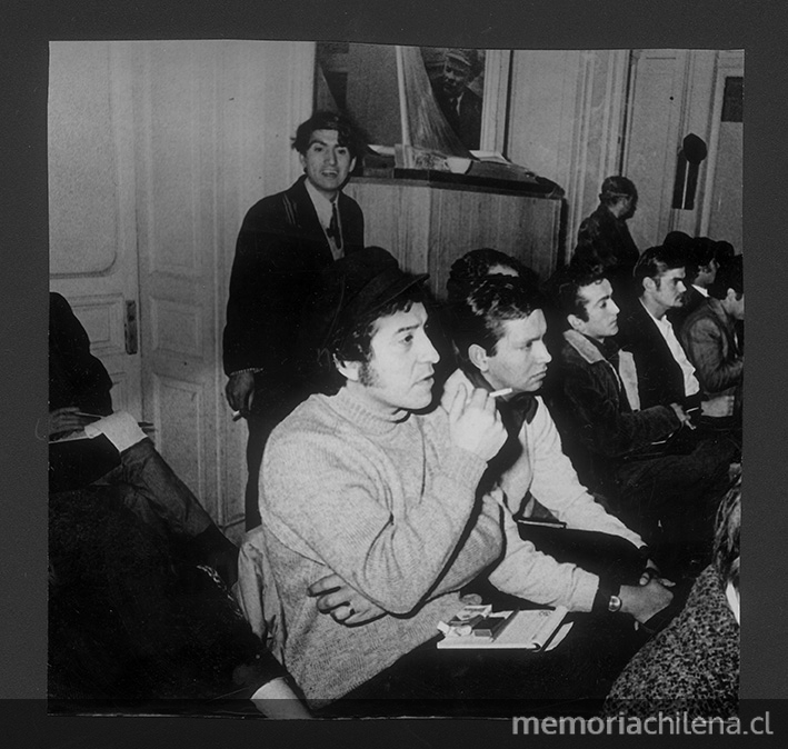 Pie de Foto: Conferencia de las Juventudes Comunistas de Chile (J.J.C.C). En primer plano, Víctor Jara.