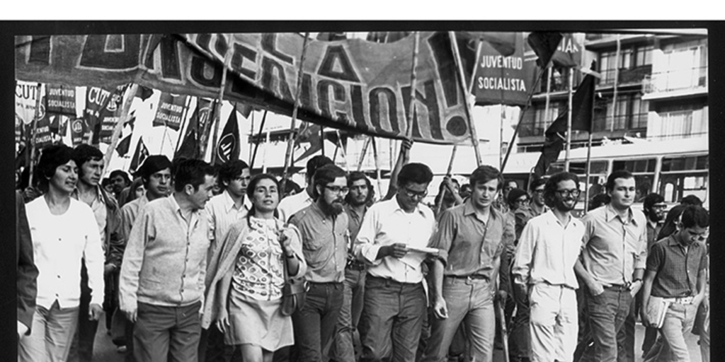 Pie de Foto: Marcha antifascista. Entre ellos, Gladys Marín.