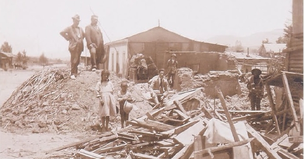  Pie de Foto: Voluntarios de la Cruz Roja Chilena en Perú, luego del terremoto de 1970.