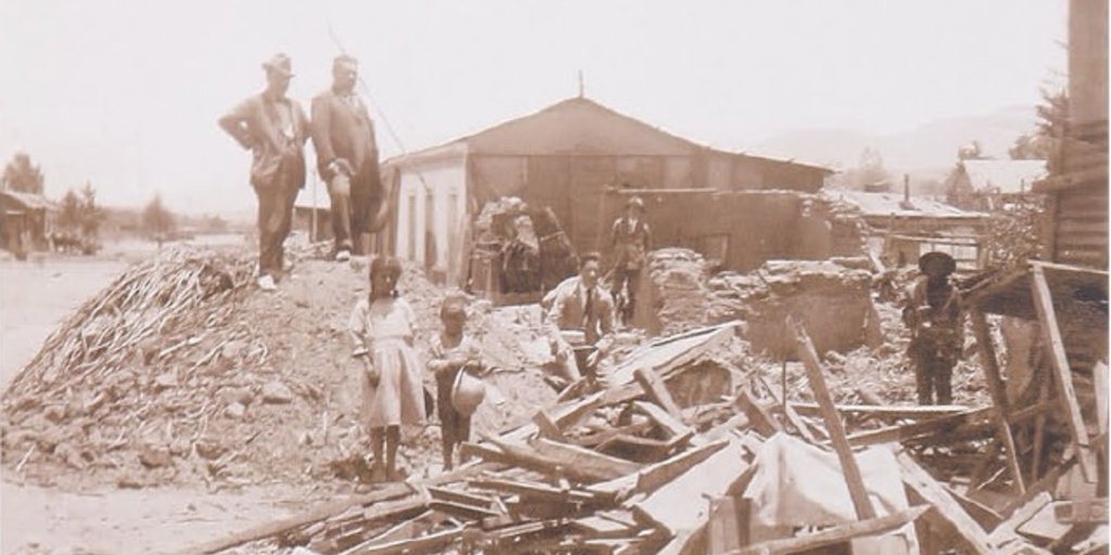  Pie de Foto: Voluntarios de la Cruz Roja Chilena en Perú, luego del terremoto de 1970.