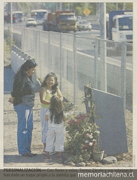 Pie de foto: "Personalización. Con flores y velas, Teresa Zárate y sus sobrinas le han dado un toque propio a la animita que les entregó la Autopista Central".