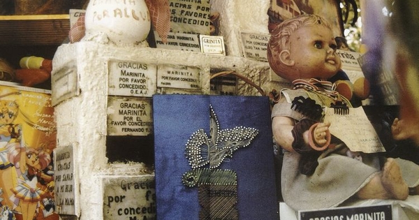Pie de foto: Sin título. Placas de agradecimiento y muñeca