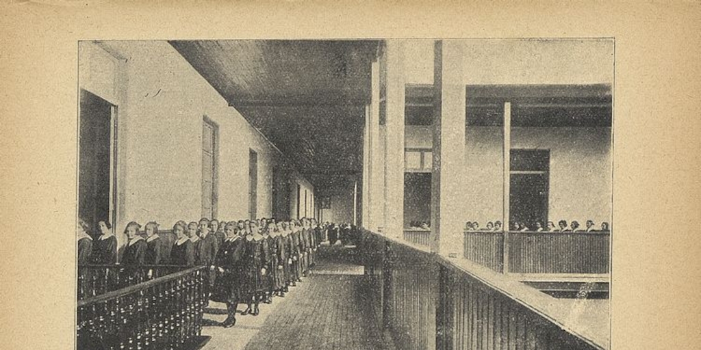 Pie de Foto: Corredores del Liceo de Señoritas "José Miguel Infante", 1926.