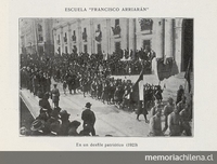 Pie de Foto: Desfile de alumnas de una escuela primaria particular.