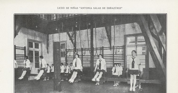 Pie de Foto: Liceo de Niñas Nº 3 "Antonia Salas de Errázuriz". En clase de gimnasia, c. 1927.
