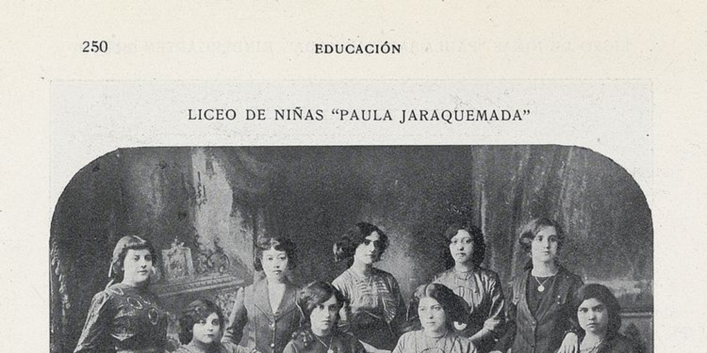 Pie de Foto: Liceo de Niñas Nº 4 "Paula Jaraquemada". Primeras bachilleras, 1911.