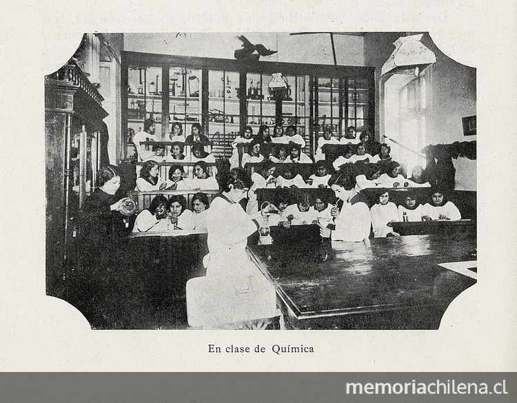 Pie de Foto: Liceo de Niñas Nº 4 "Paula Jaraquemada. Clase de Química, c. 1927