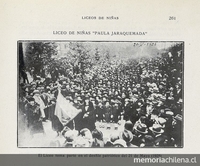 Pie de Foto: Liceo de Niñas Nº 4 "Paula Jaraquemada. Alumnas en desfile patriótico, 1925