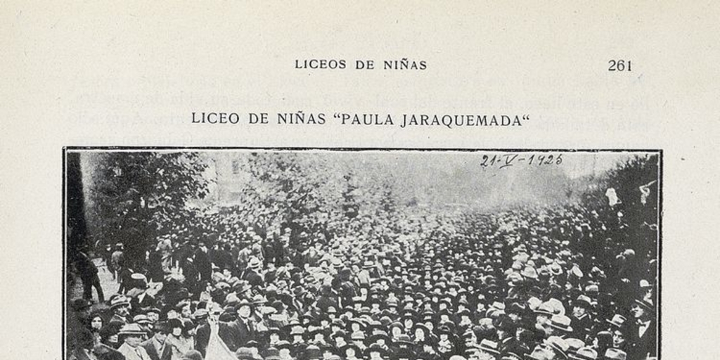 Pie de Foto: Liceo de Niñas Nº 4 "Paula Jaraquemada. Alumnas en desfile patriótico, 1925