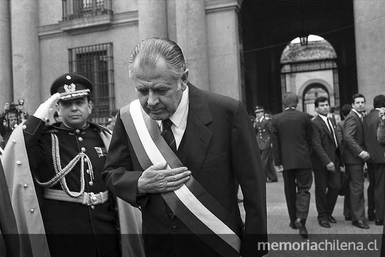 El presidente Aylwin regresa a la moneda tras participar en el Tedeum, 18 de Septiembre de 1990.