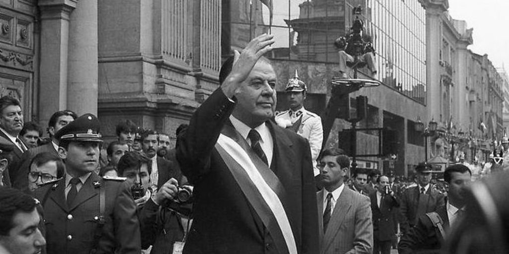 El presidente Aylwin regresa a la moneda tras participar en el Tedeum, 18 de Septiembre de 1990.