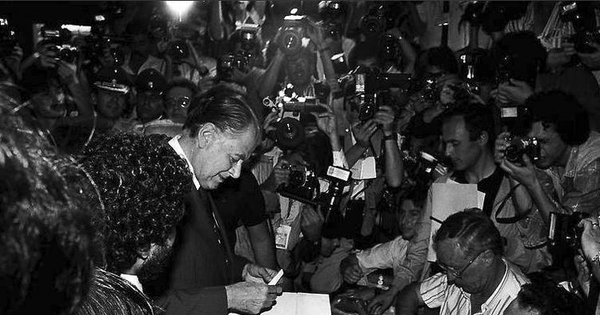 Patricio Aylwin A. emite su voto el día de la elección presidencial, 1989.