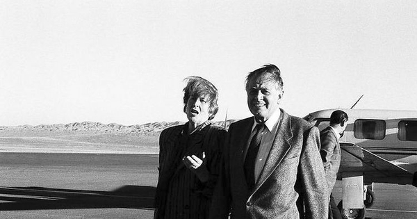 Patricio Aylwin A. junto a su mujer Leonor caminando por la pista de un aeropuerto