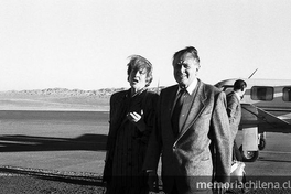 Patricio Aylwin A. junto a su mujer Leonor caminando por la pista de un aeropuerto