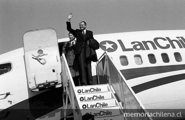 Patricio Aylwin A. junto a su mujer Leonor bajando de un avión