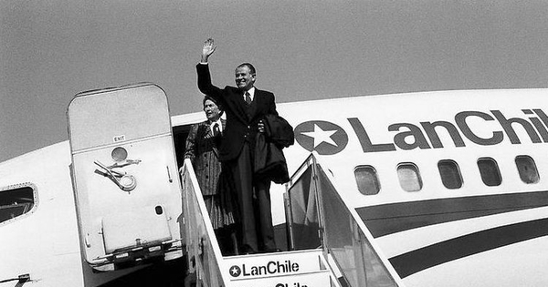 Patricio Aylwin A. junto a su mujer Leonor bajando de un avión