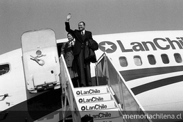 Patricio Aylwin A. junto a su mujer Leonor bajando de un avión