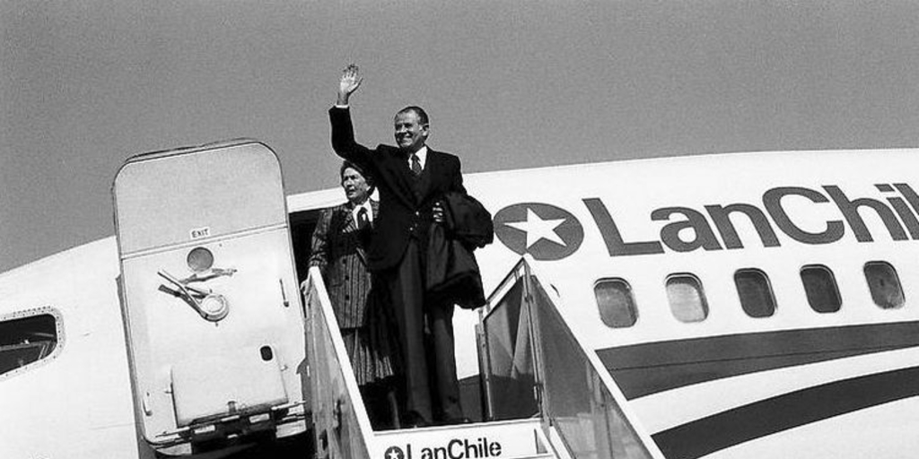 Patricio Aylwin A. junto a su mujer Leonor bajando de un avión