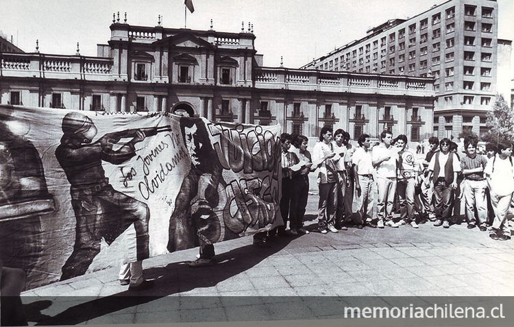 Juventudes Políticas protestan por Informe Rettig. Santiago, Palacio de la Moneda, 7 de marzo de 1991.