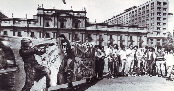 Juventudes Políticas protestan por Informe Rettig. Santiago, Palacio de la Moneda, 7 de marzo de 1991.