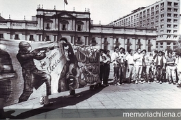 Juventudes Políticas protestan por Informe Rettig. Santiago, Palacio de la Moneda, 7 de marzo de 1991.