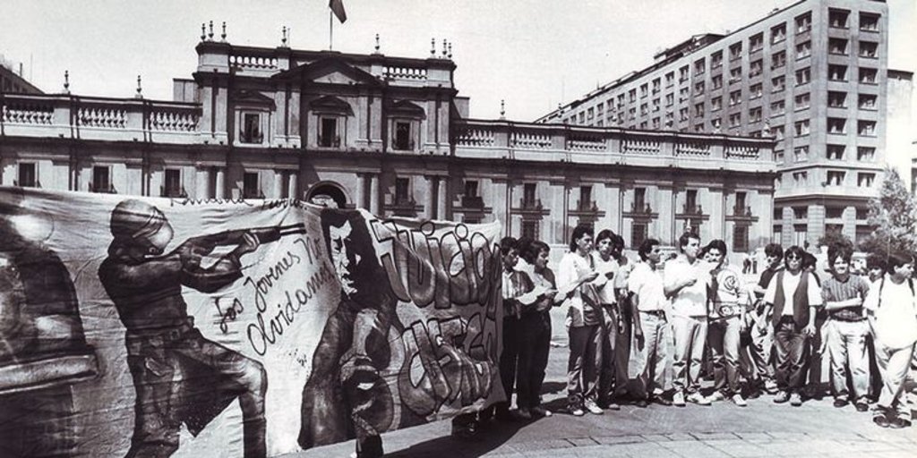 Juventudes Políticas protestan por Informe Rettig. Santiago, Palacio de la Moneda, 7 de marzo de 1991.