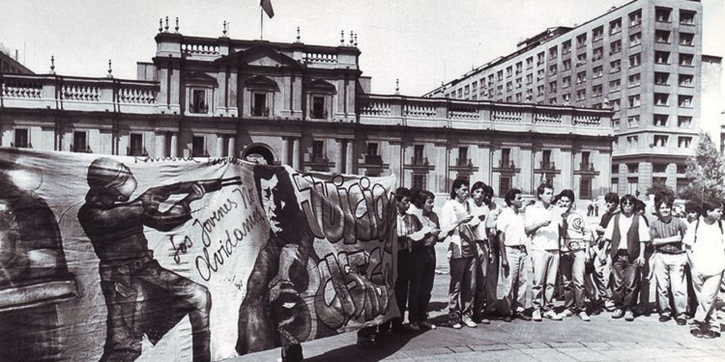 Juventudes Políticas protestan por Informe Rettig. Santiago, Palacio de la Moneda, 7 de marzo de 1991.